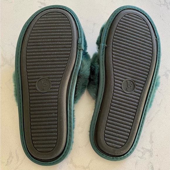 Victoria’s Secret Pearl Slippers - Picture 3 of 4